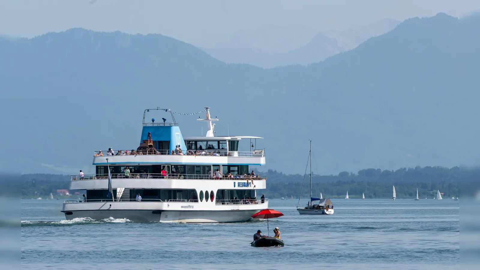 Mit einer Eins im Zeugnis fahren bayerische Schüler auch dieses Jahr kostenlos. (Archivbild: Peter Kneffel/dpa)