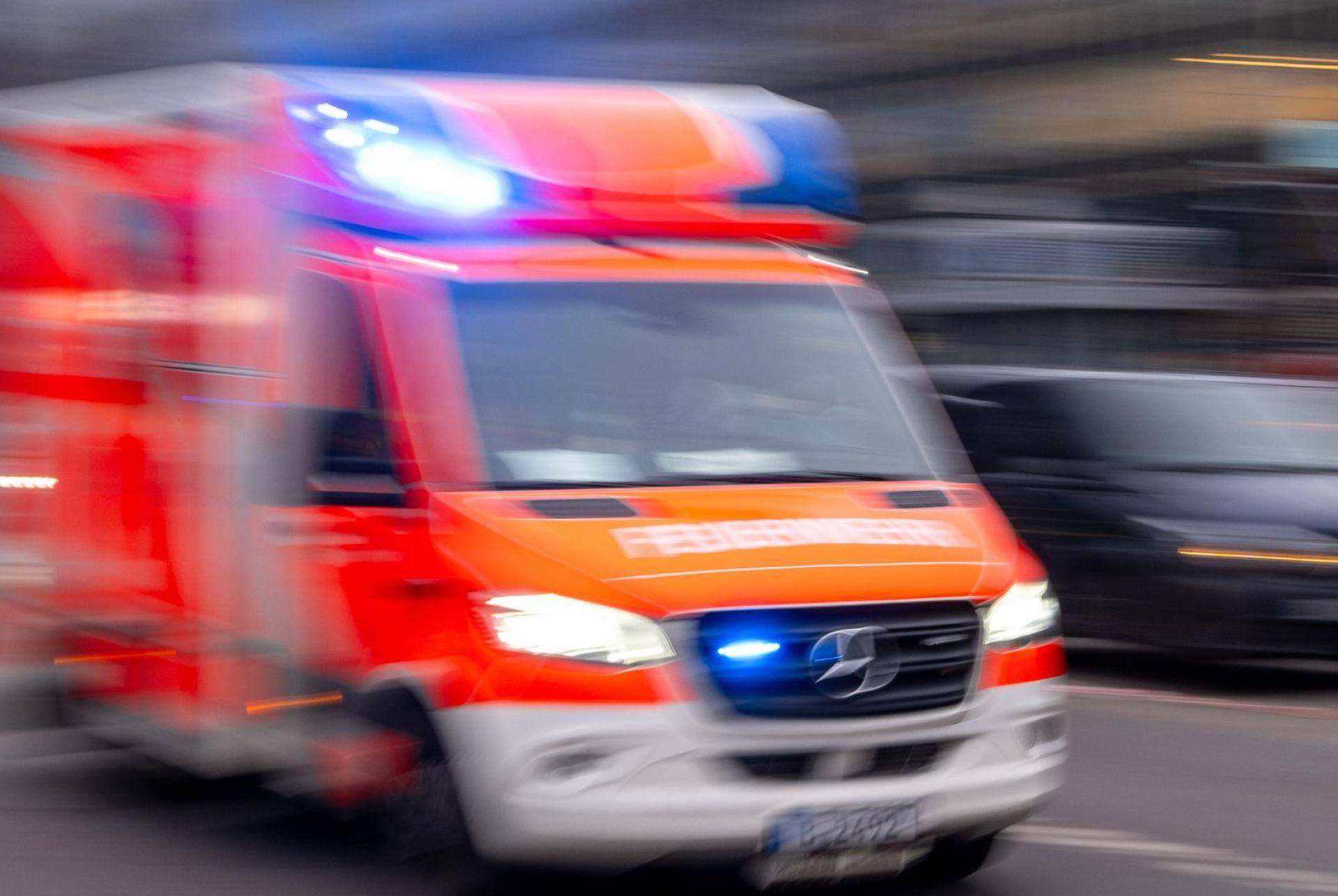 Sanitäter bringen einen schwer verletzten Säugling ins Krankenhaus.  (Bild: Monika Skolimowska/dpa)