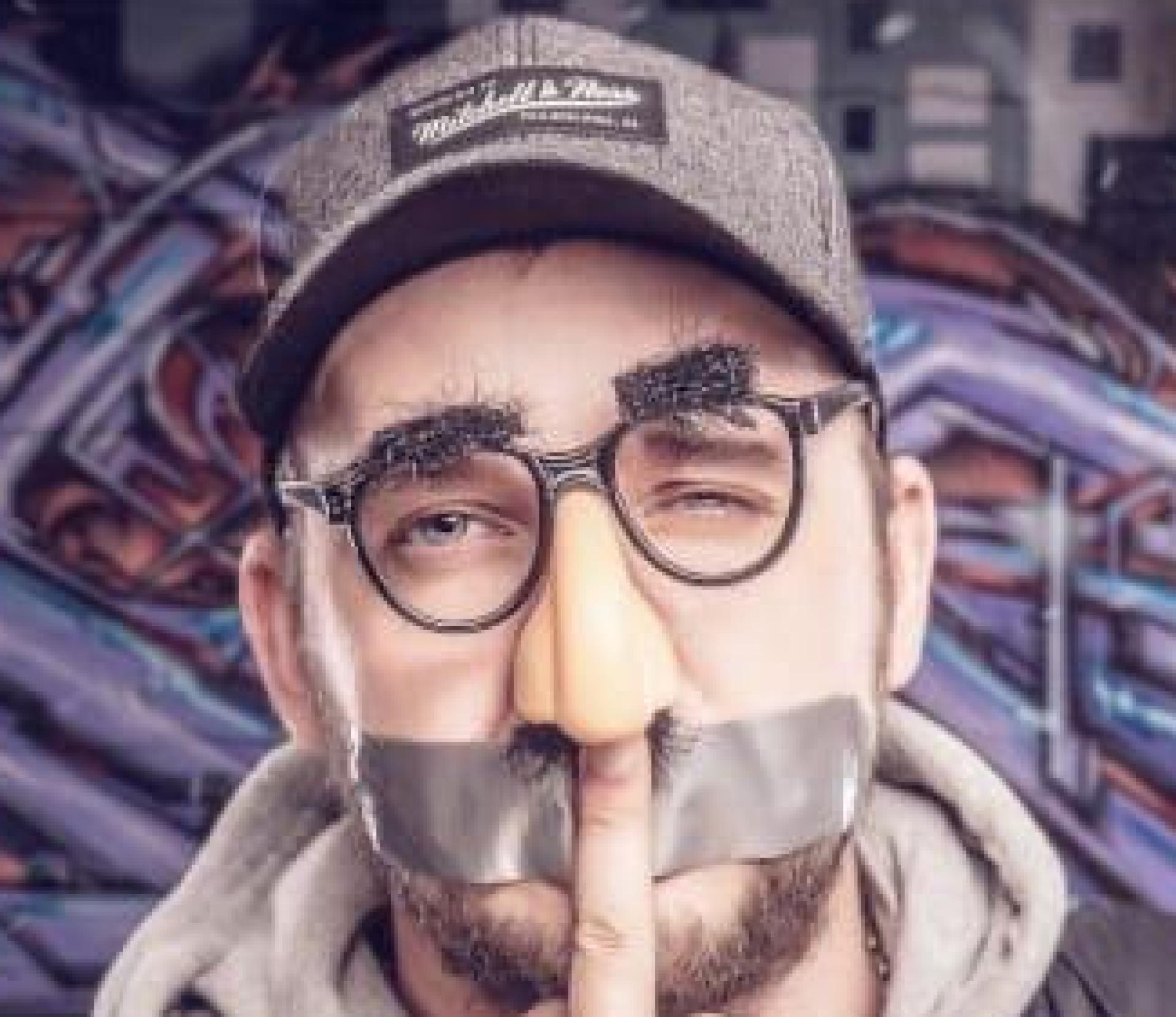 Willy Nachdenklich nimmt statt Blättern nur seinen Finger vor den Mund. (Bild: Michael Golinski)