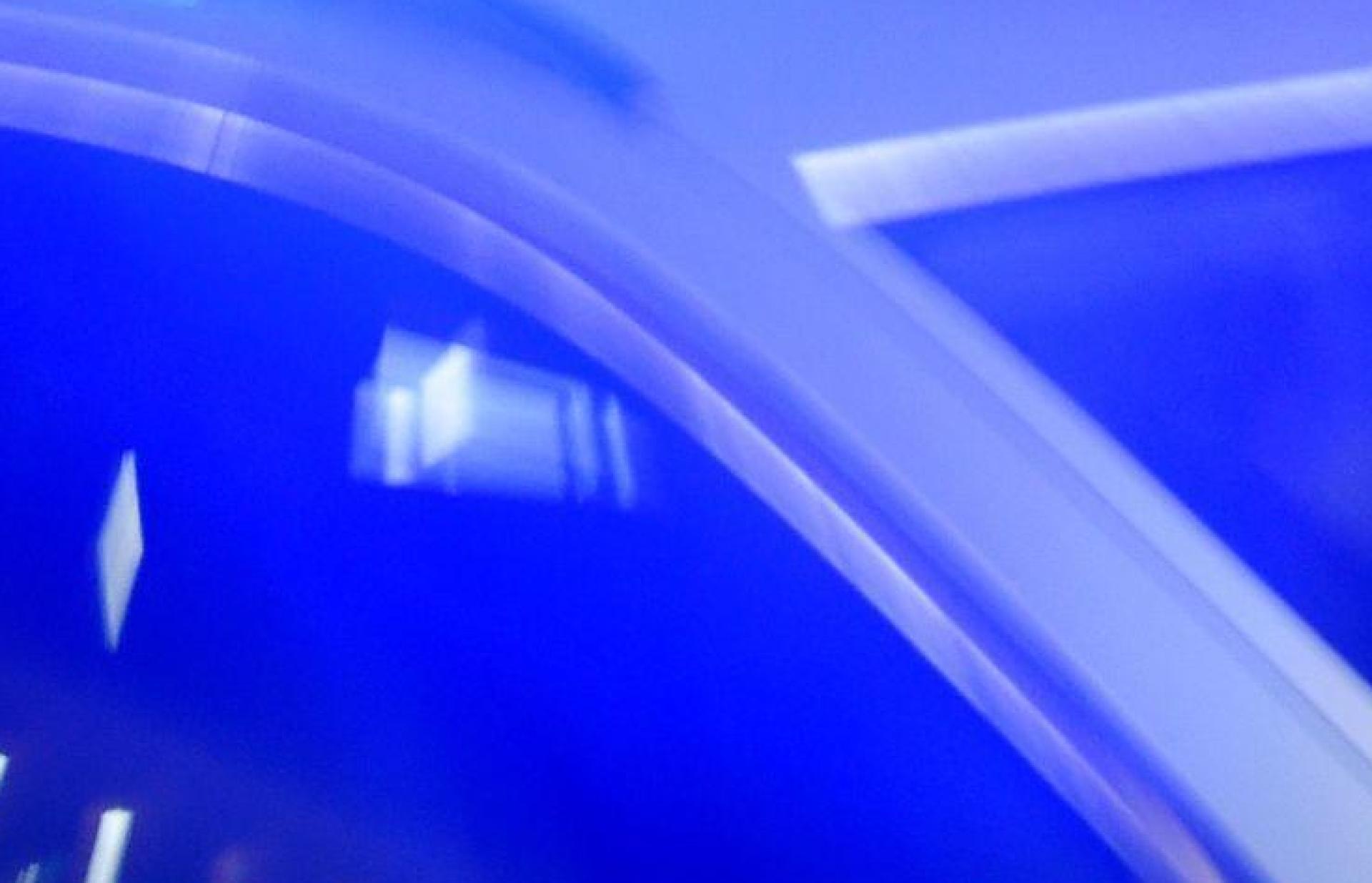 Bei Hohenburg hat ein Autofahrer die Kontrolle über seinen Wagen verloren – das Auto prallte gegen einen Baum. (Symbolbild: Carsten Rehder/dpa/Illustration)