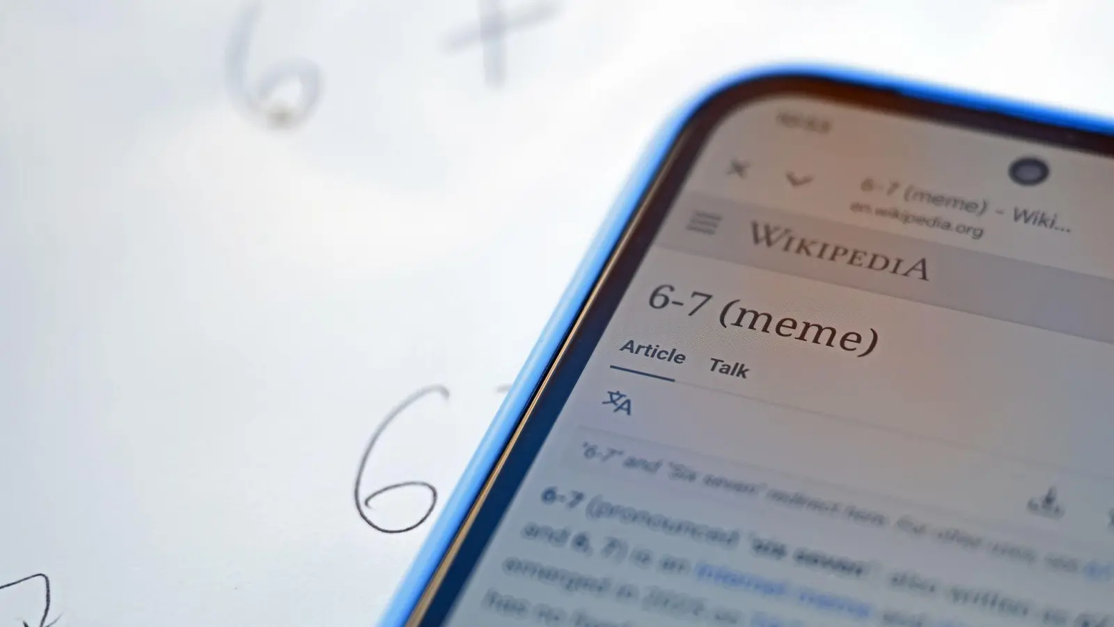 „6-7“ ist vor allem unter Kindern und Jugendlichen beliebt (Symbolbild).  (Bild: Jennifer Brückner/dpa)