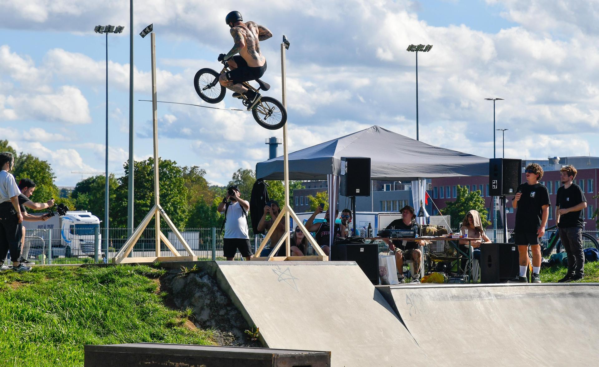 Der Skatepark am Schanzl wertet den Sportpark in Amberg deutlich auf. Der Samstag war ein Beweis dafür. (Bild: Petra Hartl)