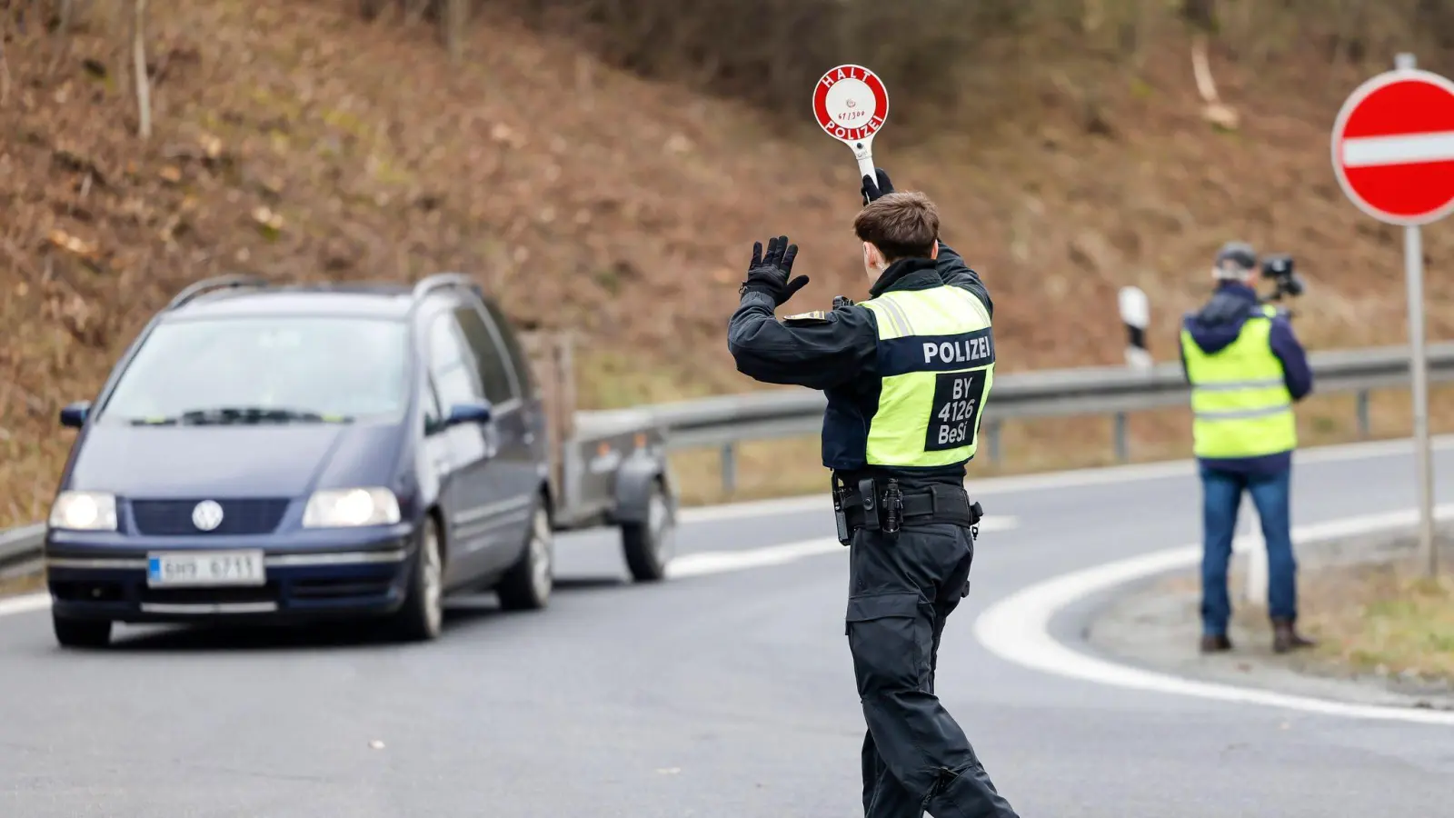 Die Grenzpolizei Waidhaus kontrollierte einige Autofahrer und entdeckte dabei verbotene Waffen und Arzneimittel. (Symbolbild: Daniel Löb/dpa)