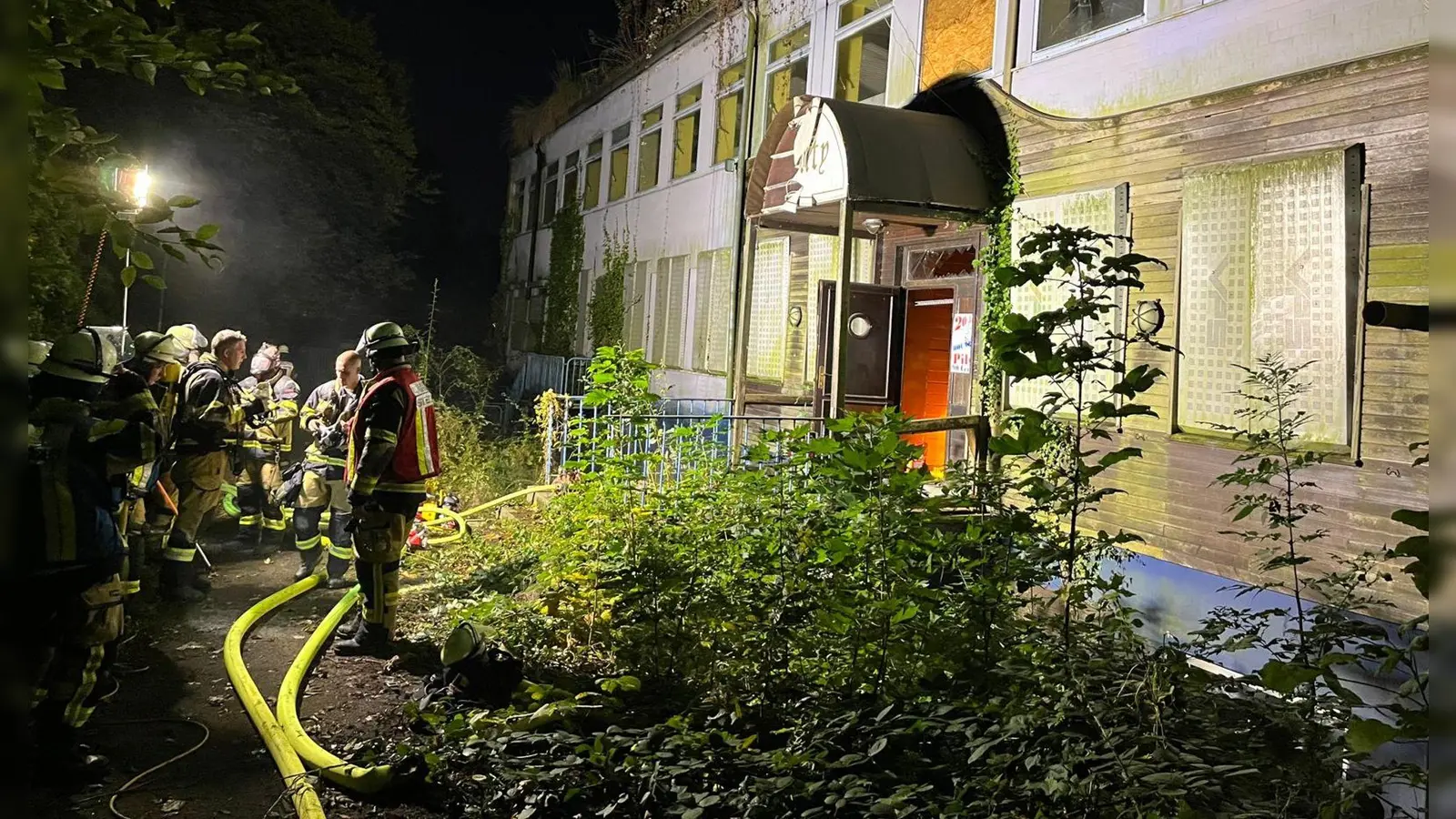 Einsatzkräfte der Feuerwehr haben eine Gruppe Jugendliche aus einem alten Schwimmbad in Essen-Kray gerettet. (Bild: Feuerwehr Essen/dpa)