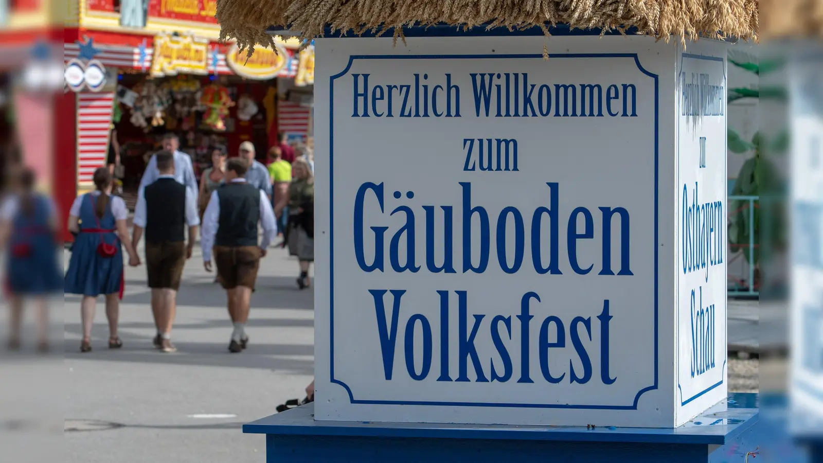 „Herzlich Willkommen zum Gäuboden Volksfest” steht auf einem Schild auf dem Gelände des Gäubodenvolksfestes. (Archivbild: Armin Weigel)