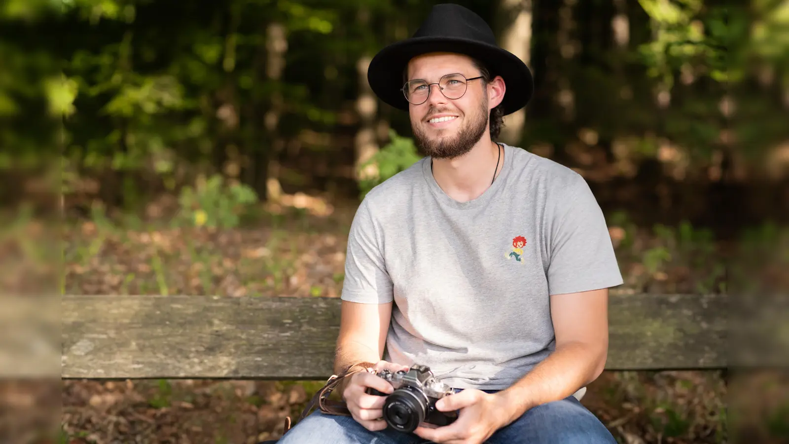 Simon Wiesner ist 29, Fotograf und liebt seinen Hut. (Bild: Camburry Photography)