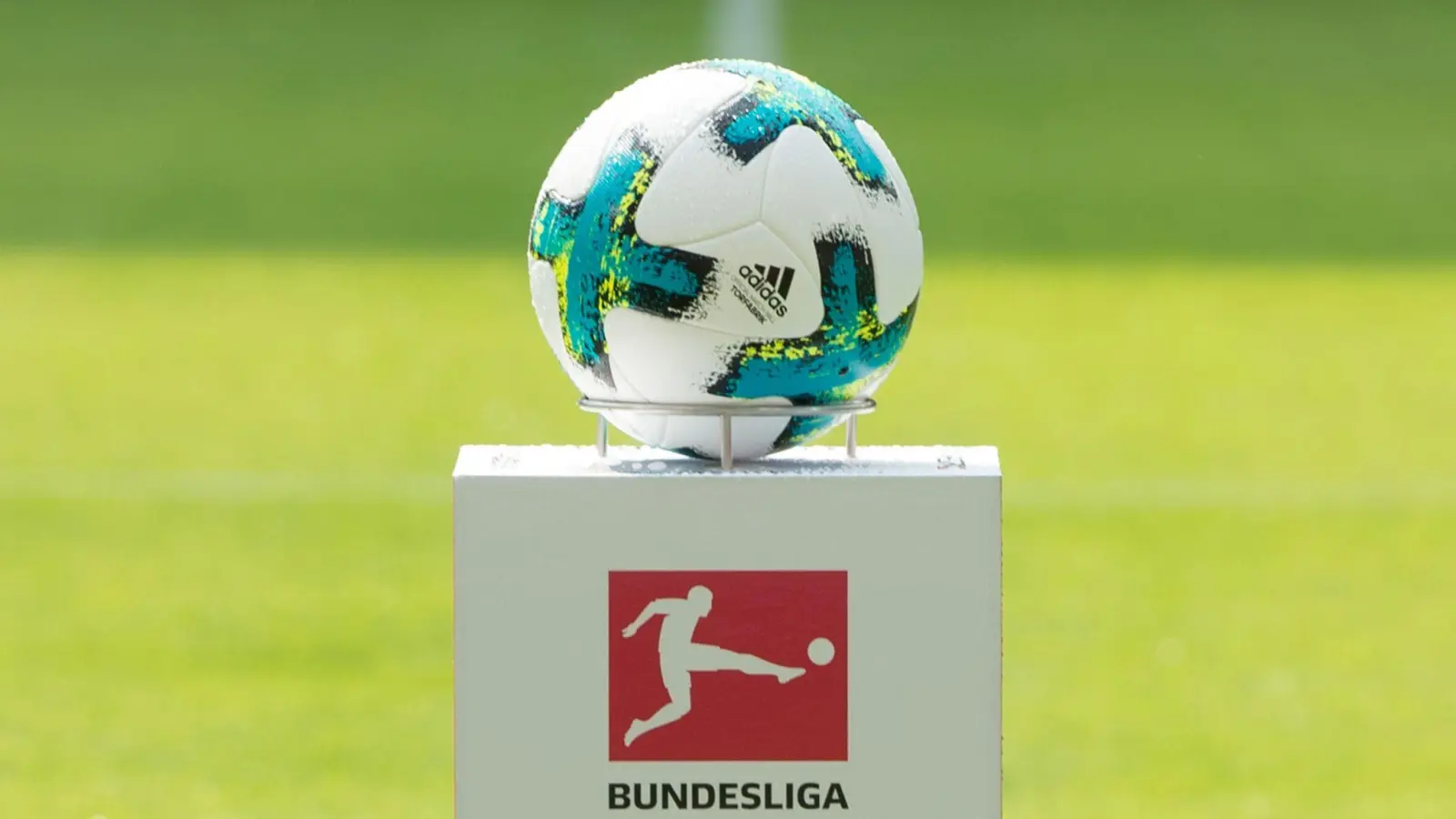 Adidas stellte schon in der Vergangenheit wie hier 2017 den offiziellen Bundesliga-Spielball. (Bild: Sebastian Kahnert/dpa)