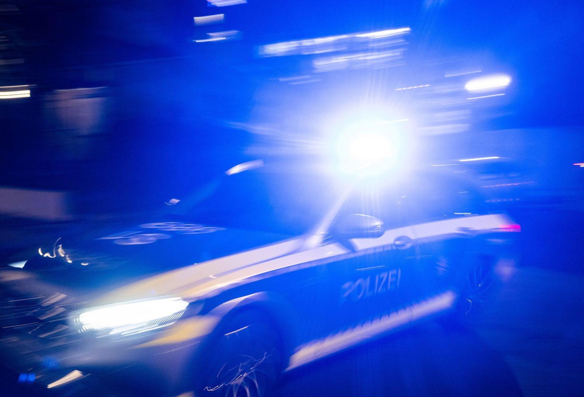 Die Polizei ist aktuell auf der Suche nach einem Unfallflüchtigen.  (Bild: Marijan Murat/dpa)