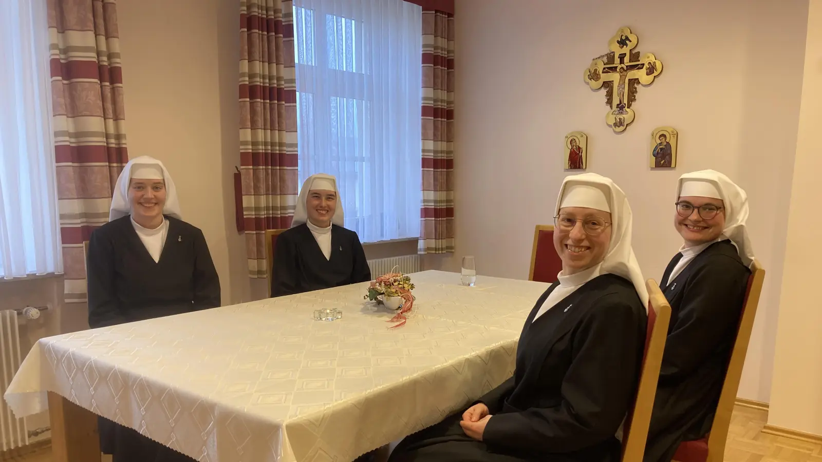 Schwester Madita (vorne links), Schwester Vincenta (hinten links), Schwester Marie-Therese (vorne rechts) und Schwester Cordis (hinten rechts) sind vier junge Frauen, die sich dazu entschieden haben, Klosterschwestern zu werden. (Bild: Stefanie Swann)