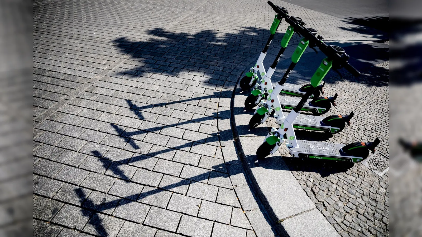 Miet-E-Scooter sind auf Prager Straßen und Gehwegen ab Januar nicht mehr willkommen. (Symbolbild: Christoph Soeder)