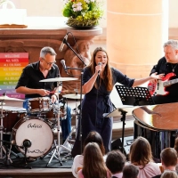 Sängerin Tine Wiechmann covert Taylor-Swift-Songs in der Kirche. (Bild: Uwe Anspach/dpa)