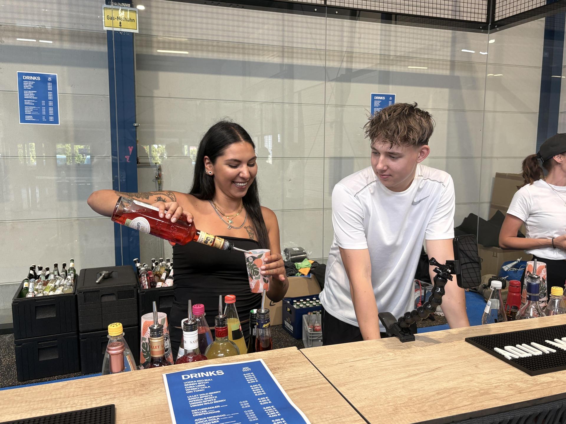 Daydrinking im Pine Padel Club. (Bild: Lukas Büchold)