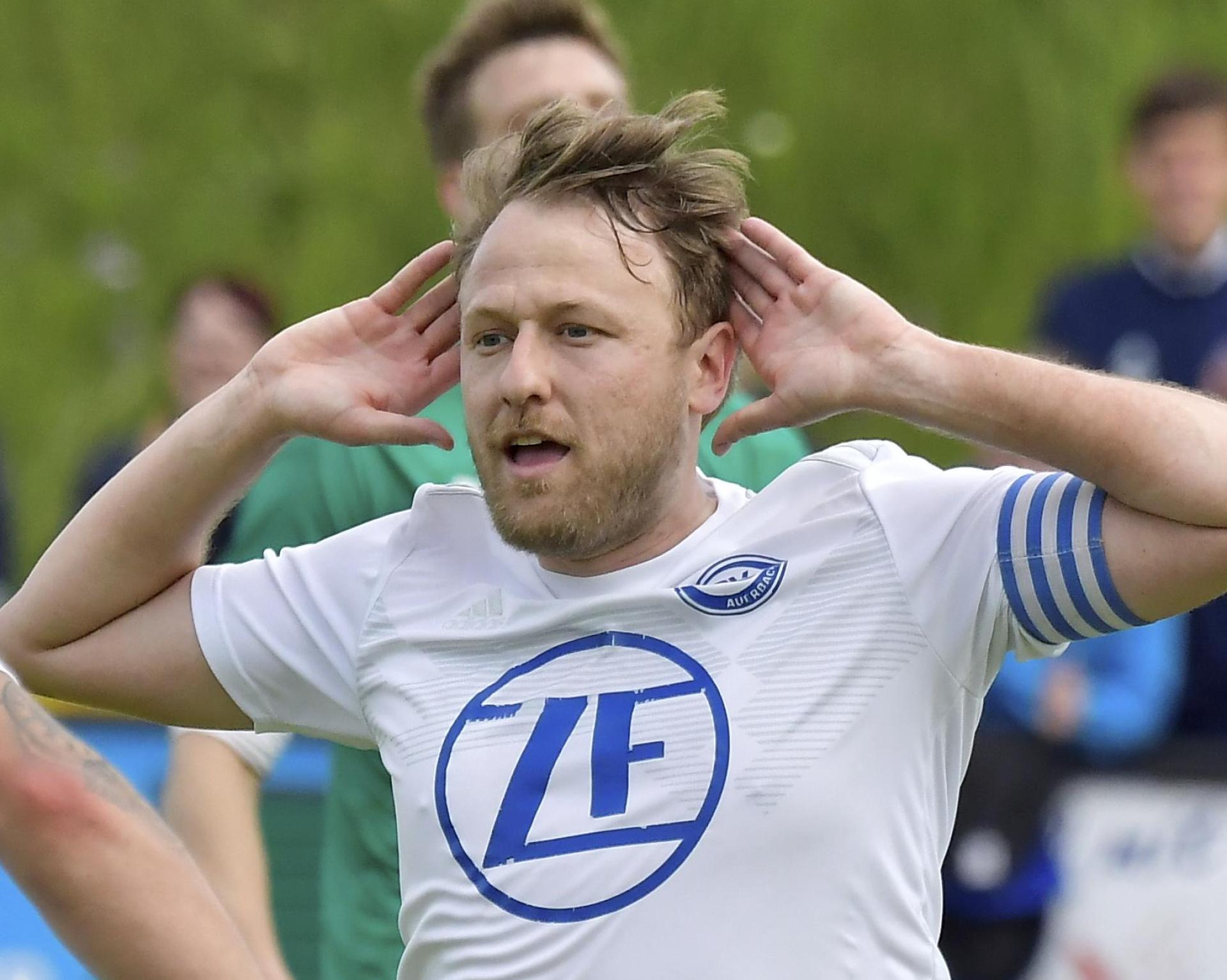 Grund zum Jubeln: Manuel Trenz (rechts) bleibt dem SV Auerbach weiterhin erhalten. (Bild: Hubert Ziegler)