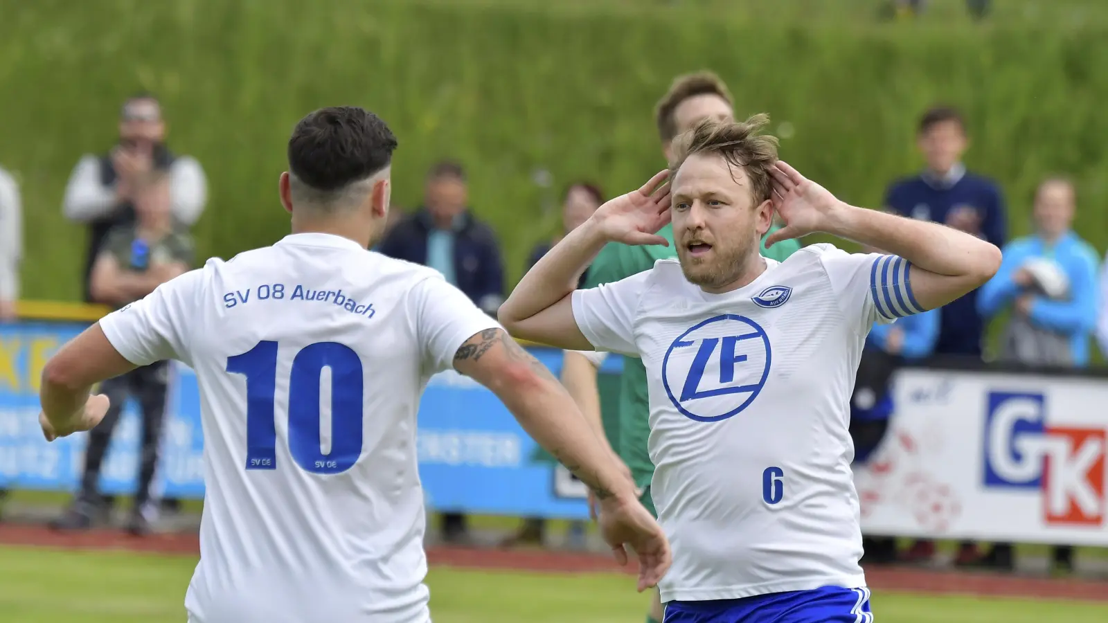 Grund zum Jubeln: Manuel Trenz (rechts) bleibt dem SV Auerbach weiterhin erhalten. (Bild: Hubert Ziegler)