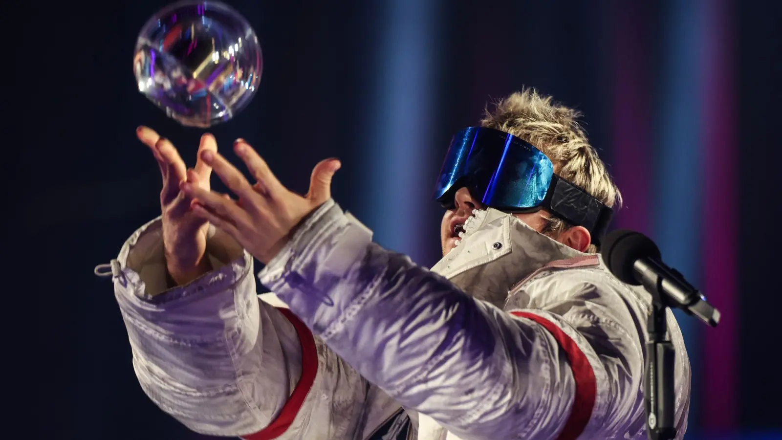 Ski Aggu bei der „1Live-Krone“-Verleihung. (Archivbild: Friso Gentsch/dpa)