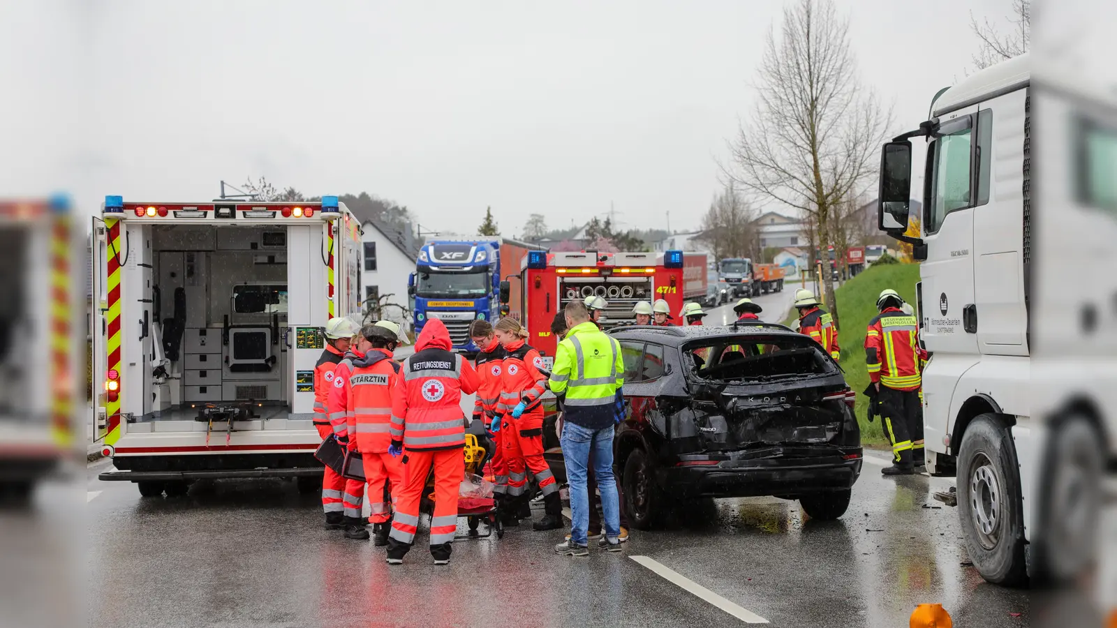 In Ursensollen ist ein LKW auf einen PKW aufgefahren. (Bild: Wolfgang Steinbacher)