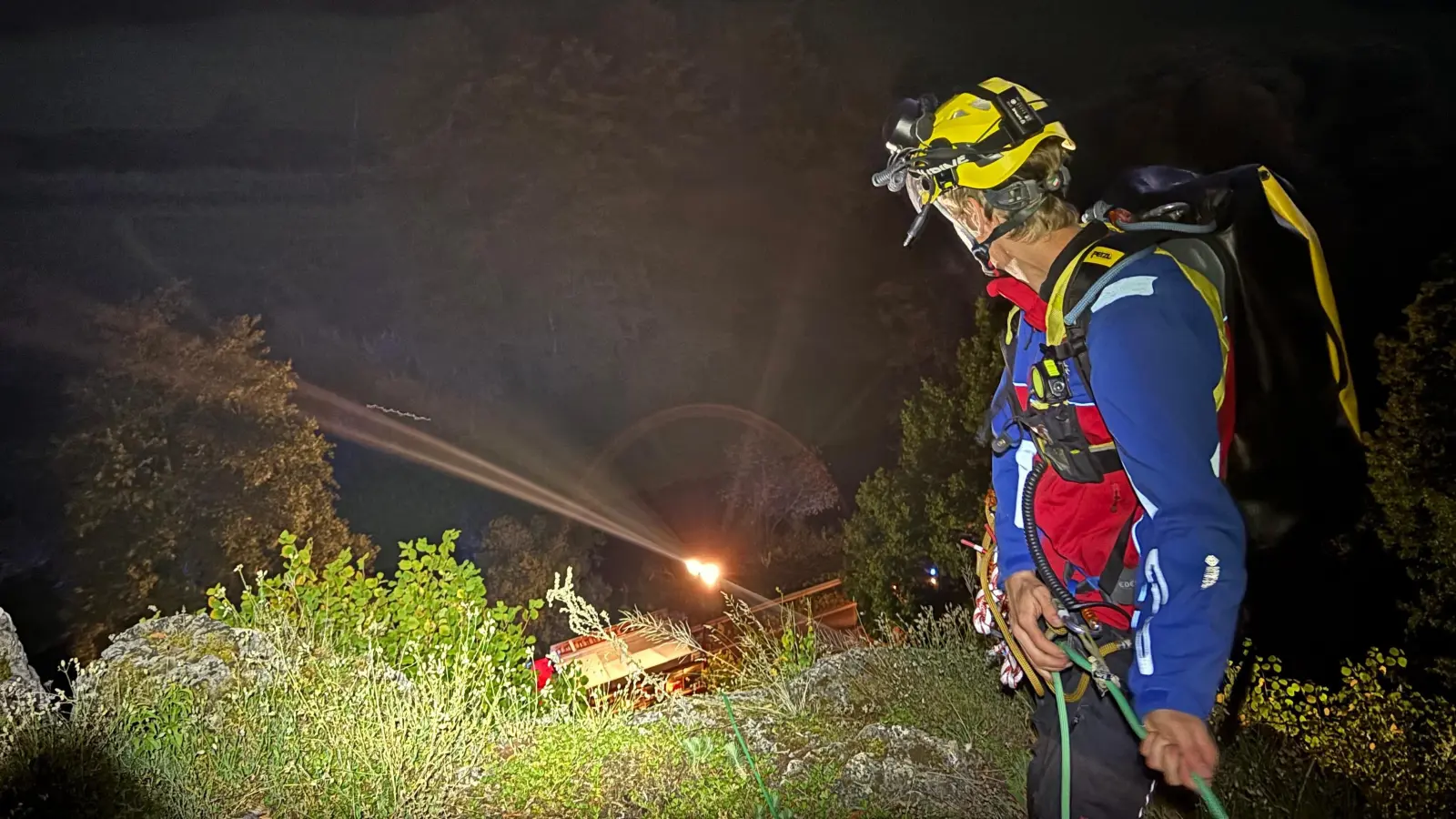 Ein Bergretter sichert nachts am Lauterachfelsen einen blockierten Kletterer. (Bild: Dickert/Bergwacht Amberg)
