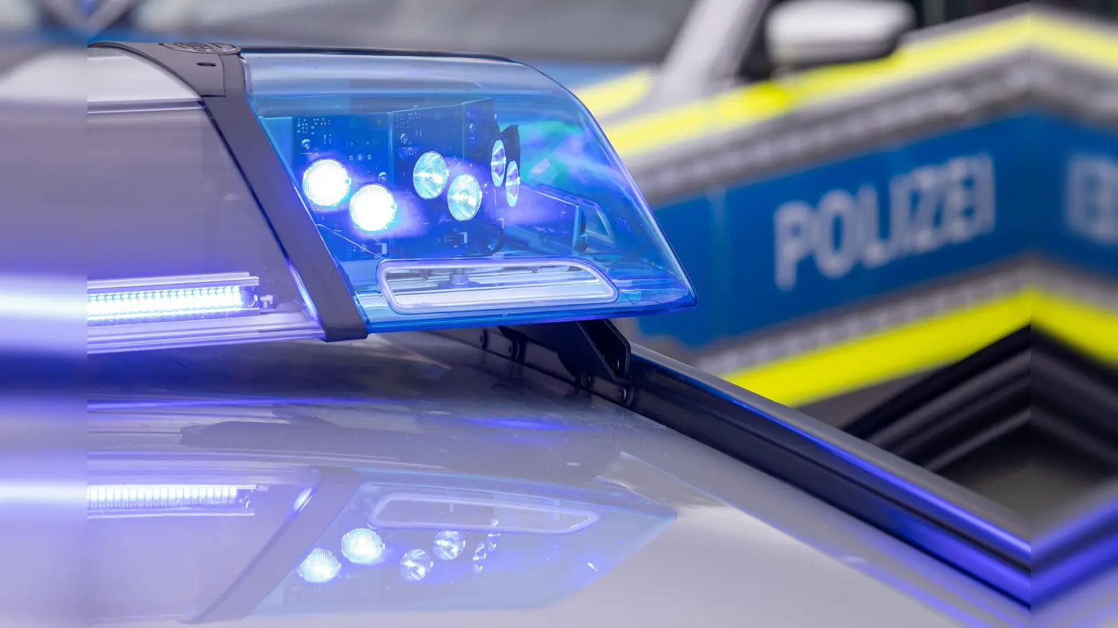 Ein unbekannter BMW-Fahrer flüchtete nach einem Unfall in Amberg. (Symbolbild: Daniel Karmann/dpa)