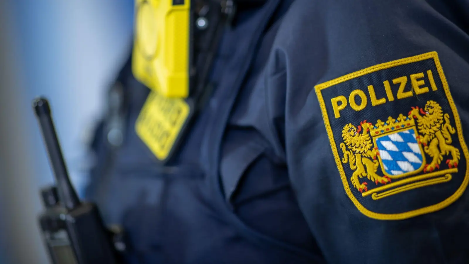 Eine 66-jährige Frau wird in einem Amberger Supermarkt beim Diebstahl von Süßigkeiten erwischt. Die Polizei ermittelt. (Symbolbild: Silas Stein/dpa)