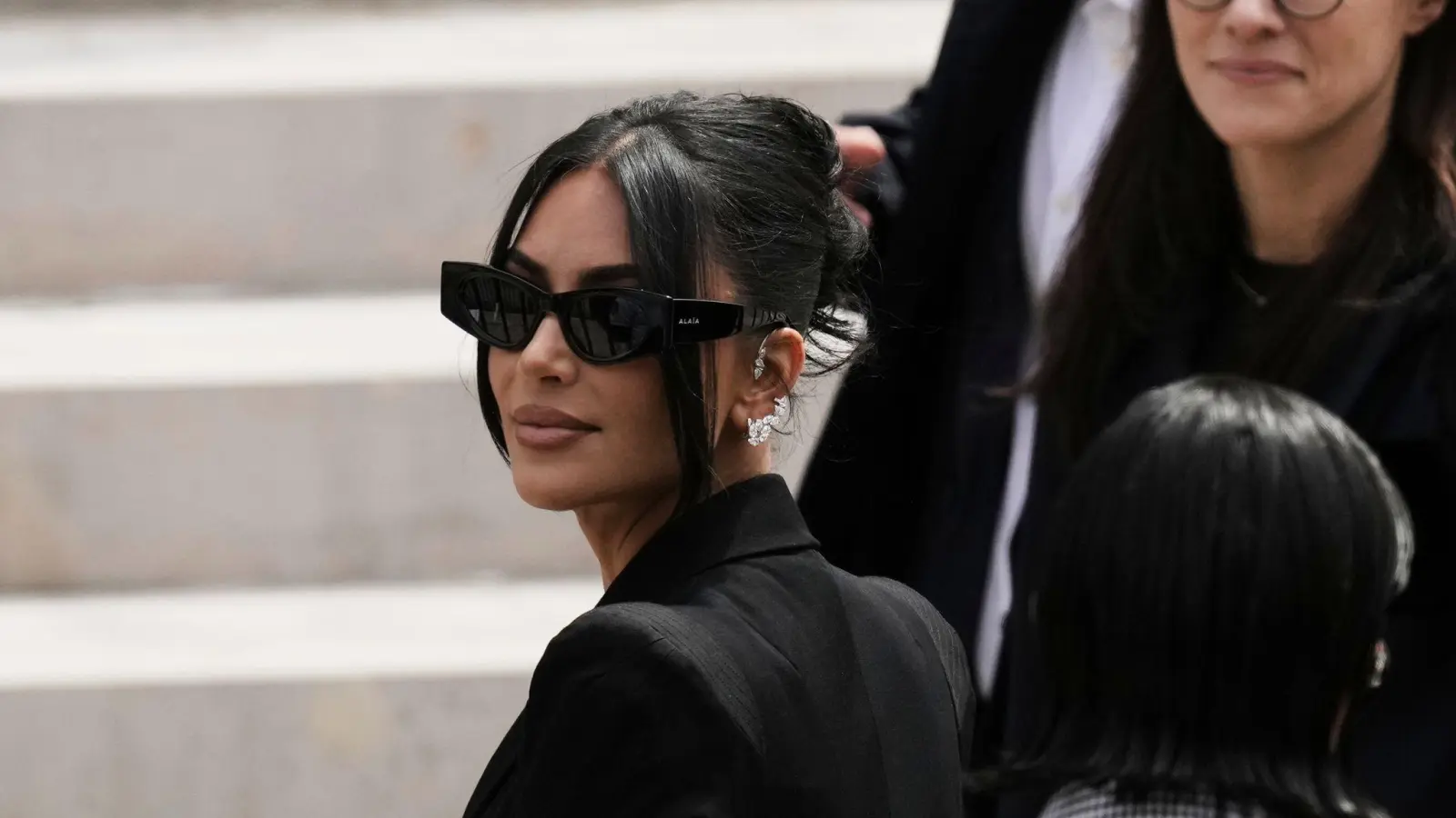 Im Prozess um den Raubüberfall auf Kim Kardashian hat ein Gericht in Paris acht der Angeklagten verurteilt. (Archivbild) (Bild: Aurelien Morissard/AP/dpa)