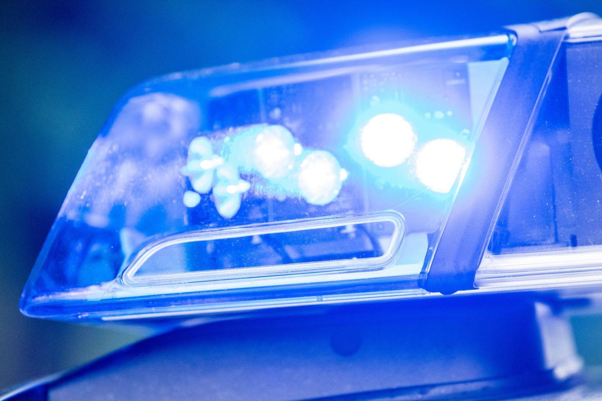 Ein Autofahrer übersah den Jungen. Der 8-Jährige erlitt leichte Verletzungen.  (Symbolbild: Lino Mirgeler/dpa)