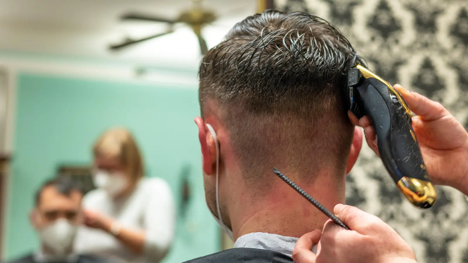 In Amberg ist in einen Friseursalon eingebrochen worden.  (Symbolbild: Armin Weigel)