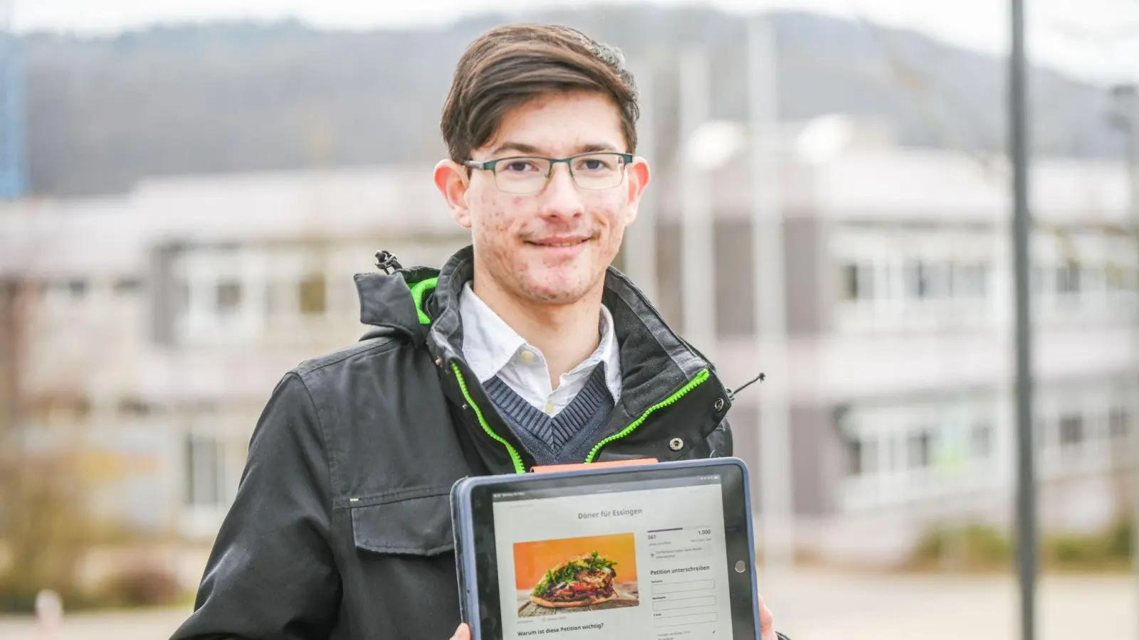 In einer Petition hat Lucas Fuchs rund 580 Unterschriften für einen Dönerstand in Essingen gesammelt.  (Bild: Jason Tschepljakow/dpa)