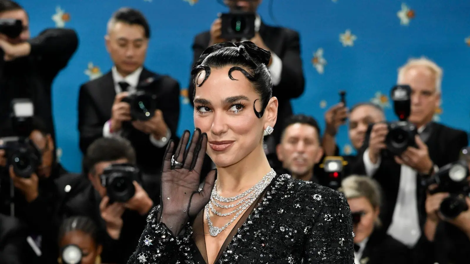 Popstar Dua Lipa ist jetzt auch kosovarische Staatsangehörige. (Archivbild) (Bild: Evan Agostini/Invision/AP/dpa)