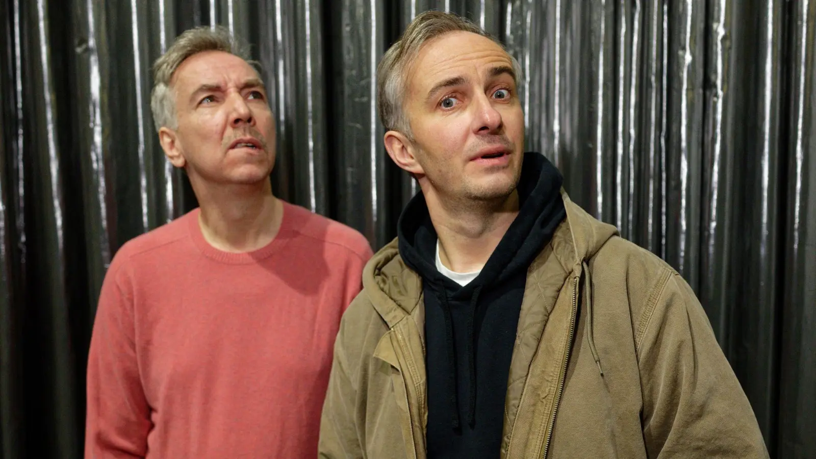 Olli Schulz (l) und Jan Böhmermann haben Spaß beim ESC. (Bild: Henning Kaiser/dpa)